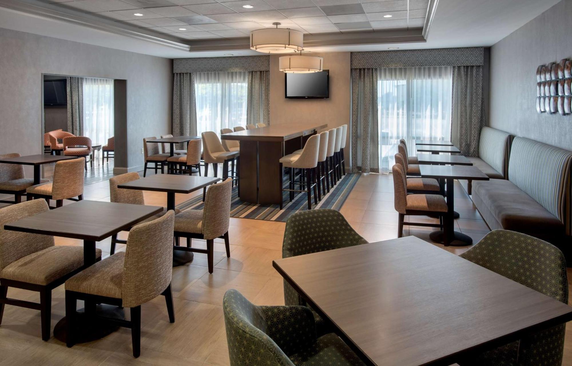 Hampton Inn Boston Logan Airport Revere Exterior photo