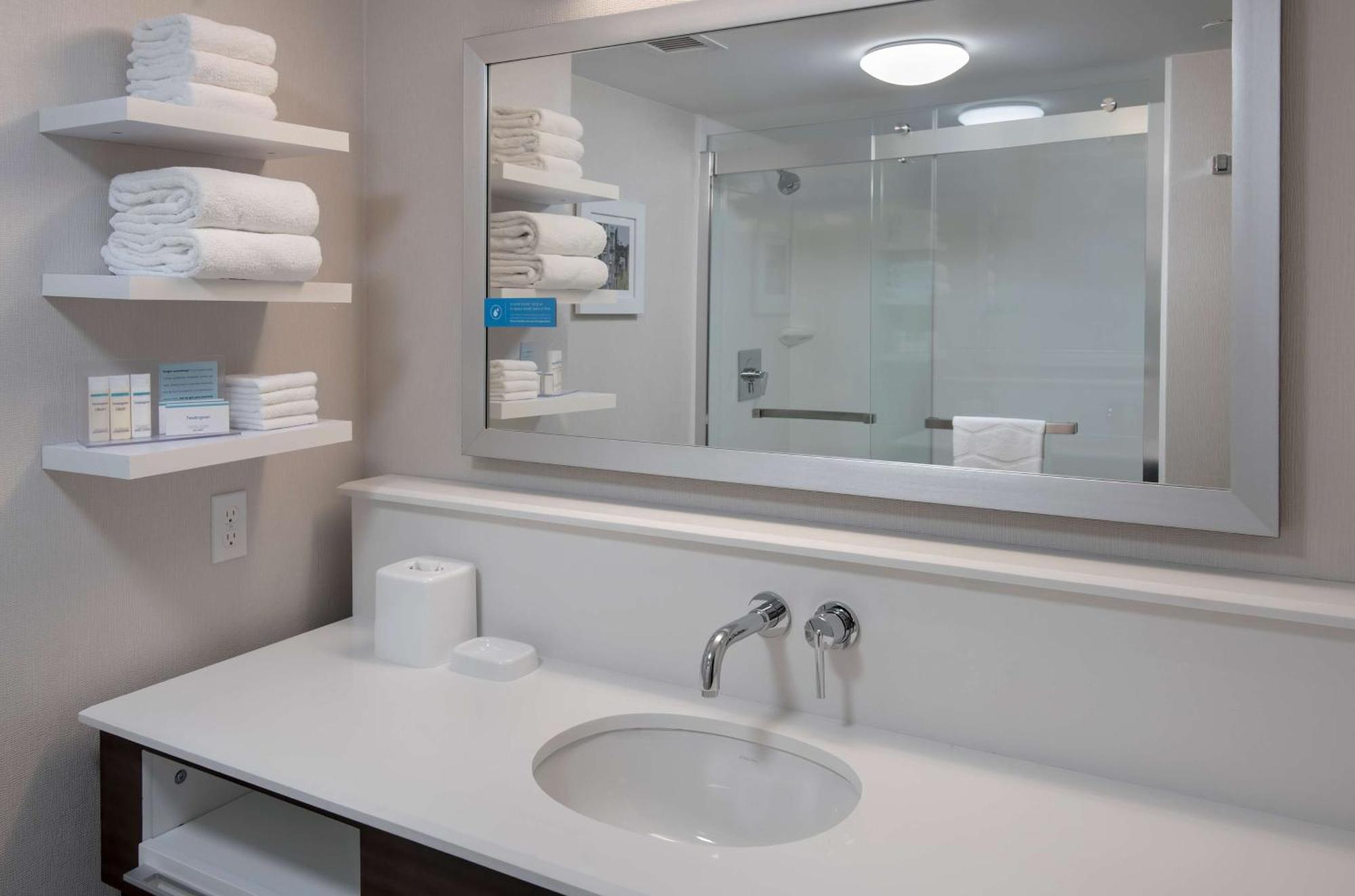 Hampton Inn Boston Logan Airport Revere Exterior photo
