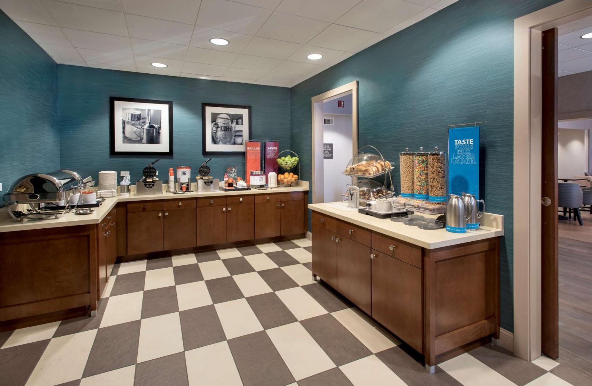 Hampton Inn Boston Logan Airport Revere Exterior photo