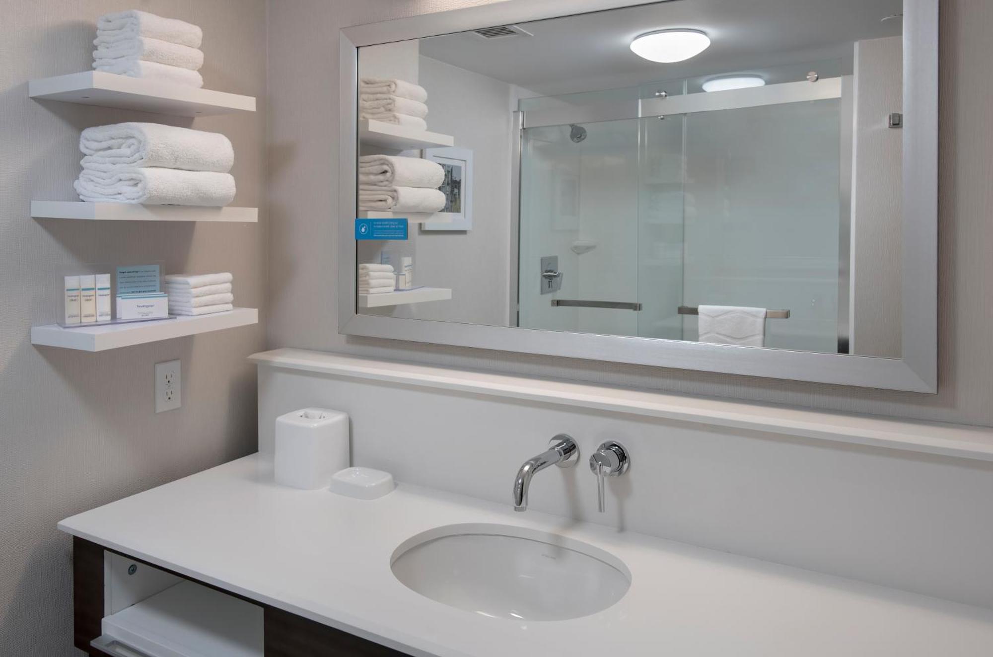Hampton Inn Boston Logan Airport Revere Exterior photo