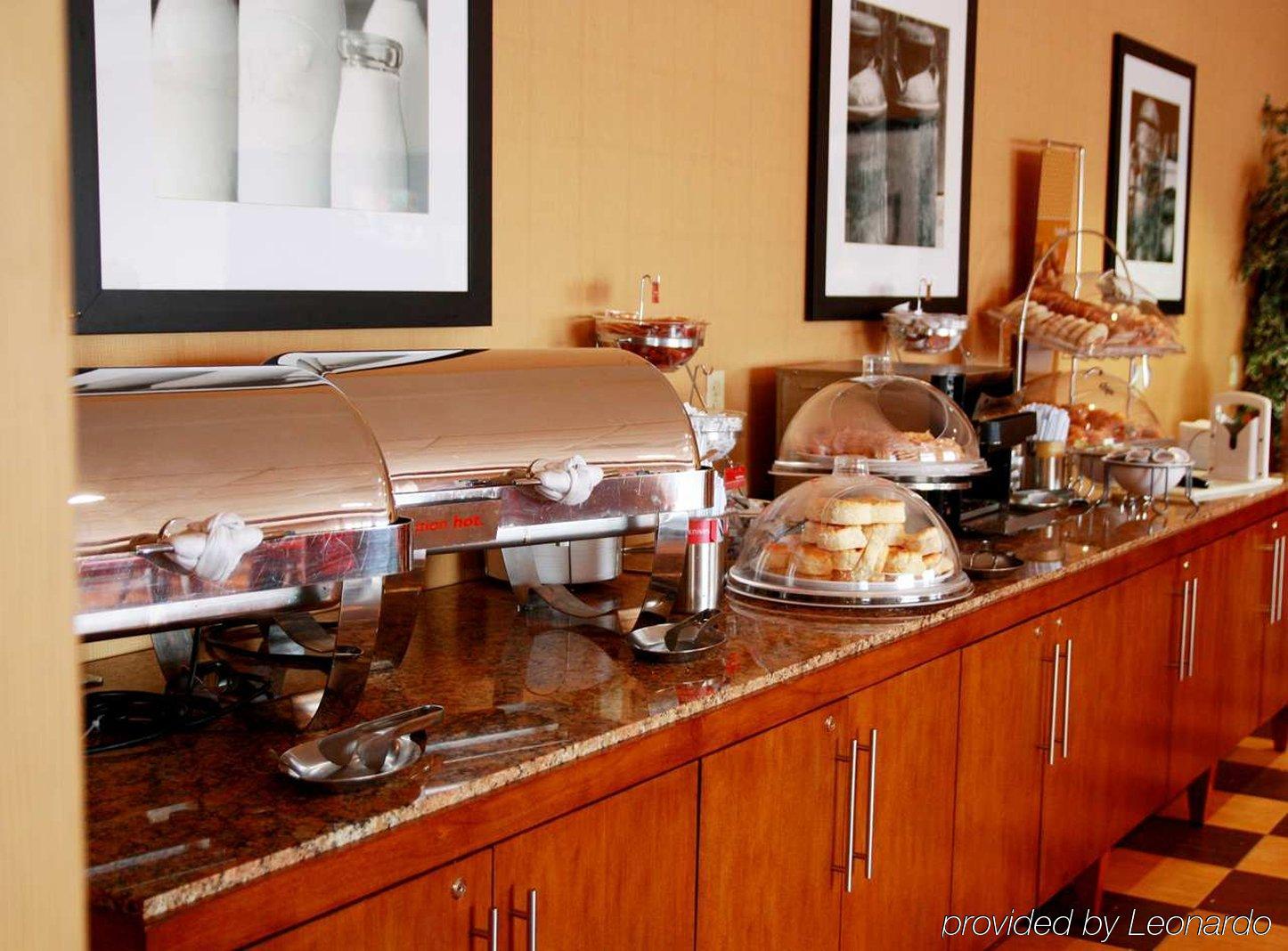 Hampton Inn Boston Logan Airport Revere Restaurant photo