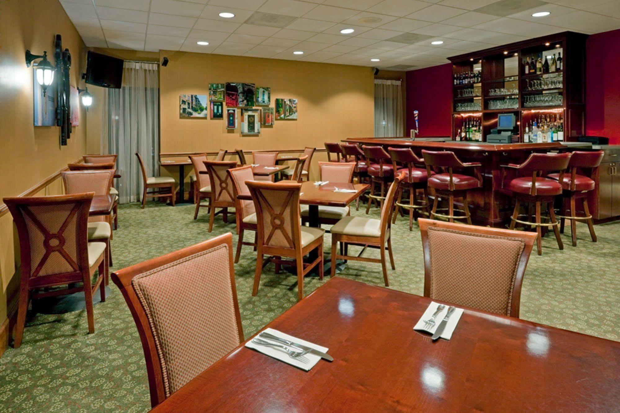 Hampton Inn Boston Logan Airport Revere Exterior photo