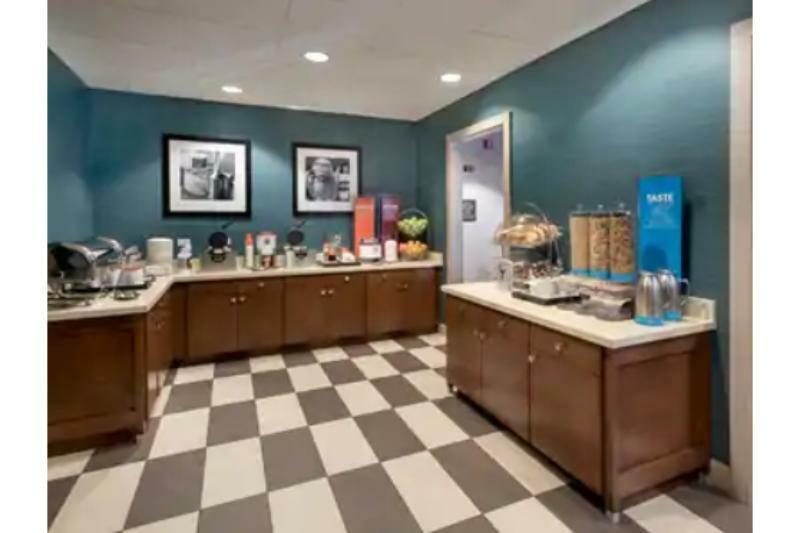 Hampton Inn Boston Logan Airport Revere Exterior photo